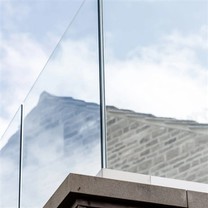 Karkaistu lasiparveke