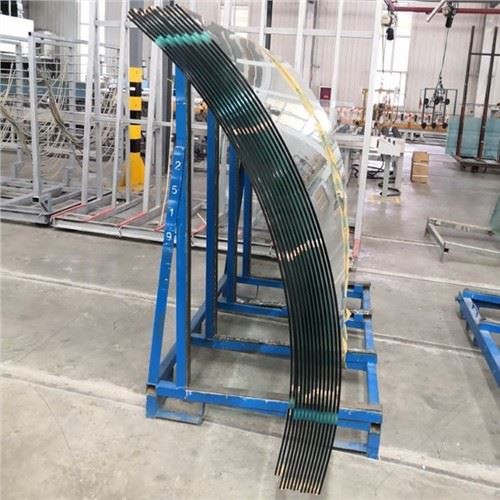 Kaareva laminoitu lasi